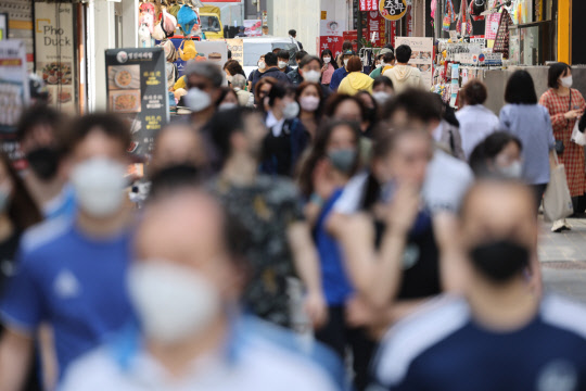 지난달 27일 오후 서울 중구 명동거리에서 시민들이 마스크를 쓰고 이동하고 있다. <연합뉴스>